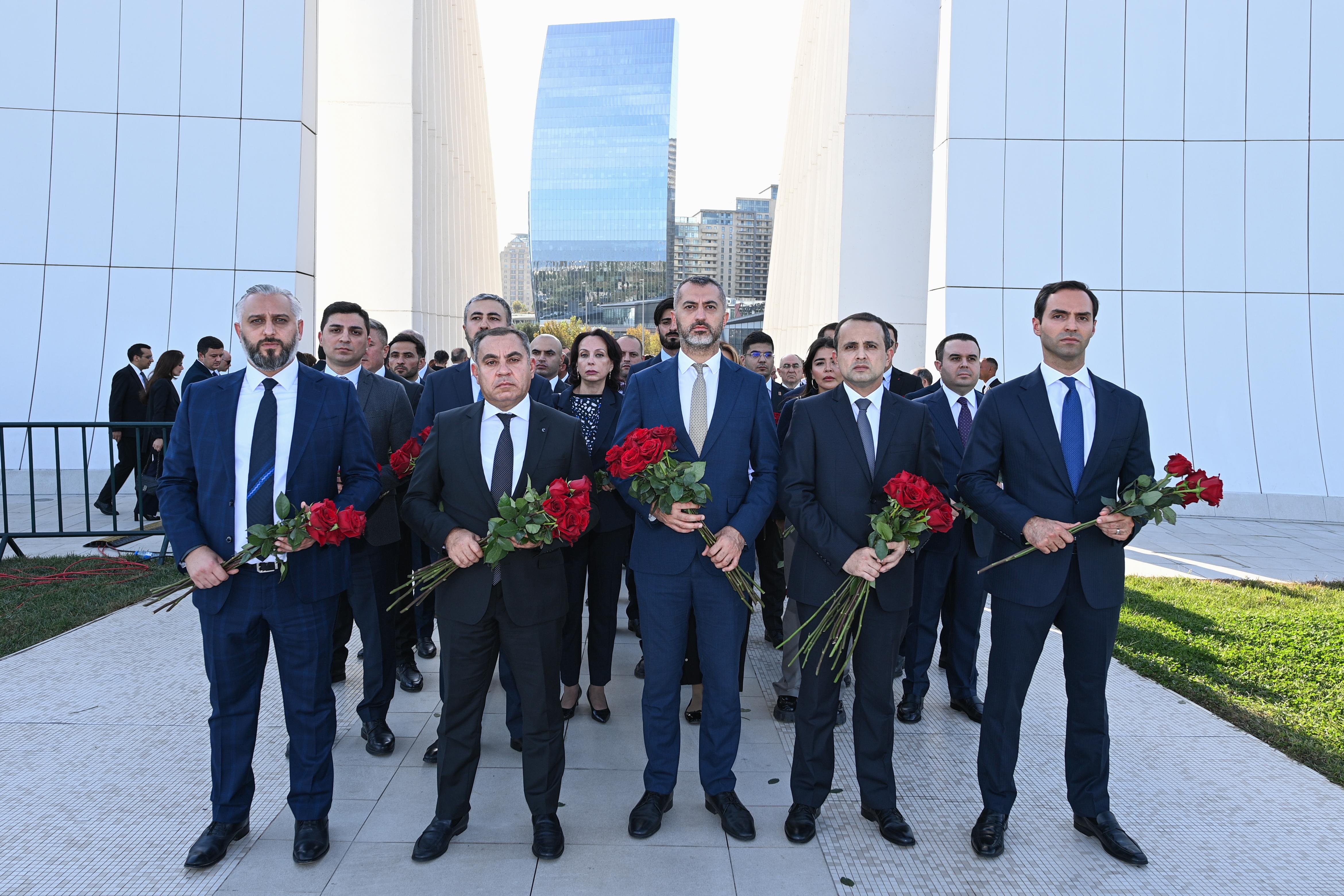 AİH-in kollektivi Anım Günü ilə əlaqədar Zəfər Parkını ziyarət edib